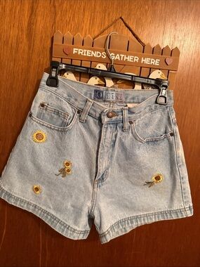 Vintage New York Line High-Rise Blue Denim Jean Shorts with Sunflower Embroidery